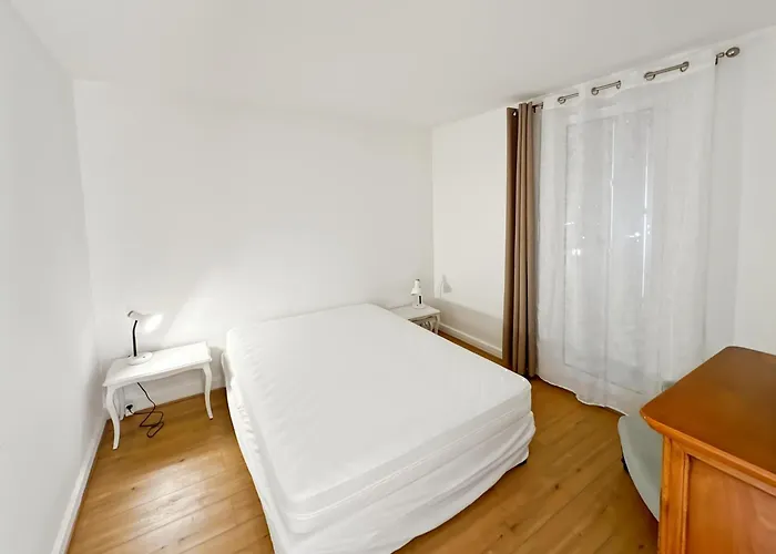 Spacious 2 Bedroom With Parking * סן טרופז