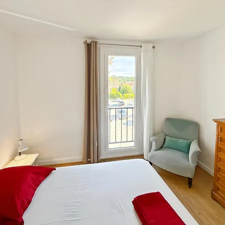 Spacious 2 Bedroom With Parking *