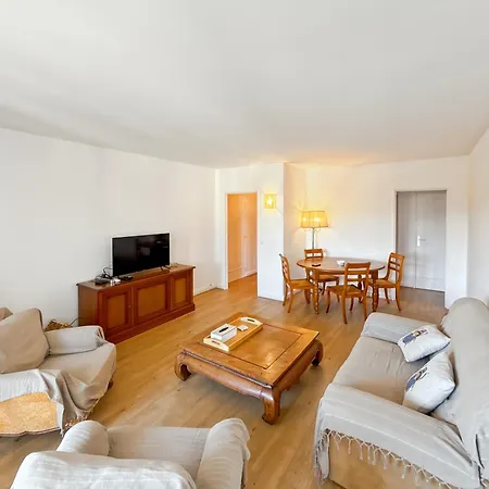 Spacious 2 Bedroom With Parking * Saint-Tropez